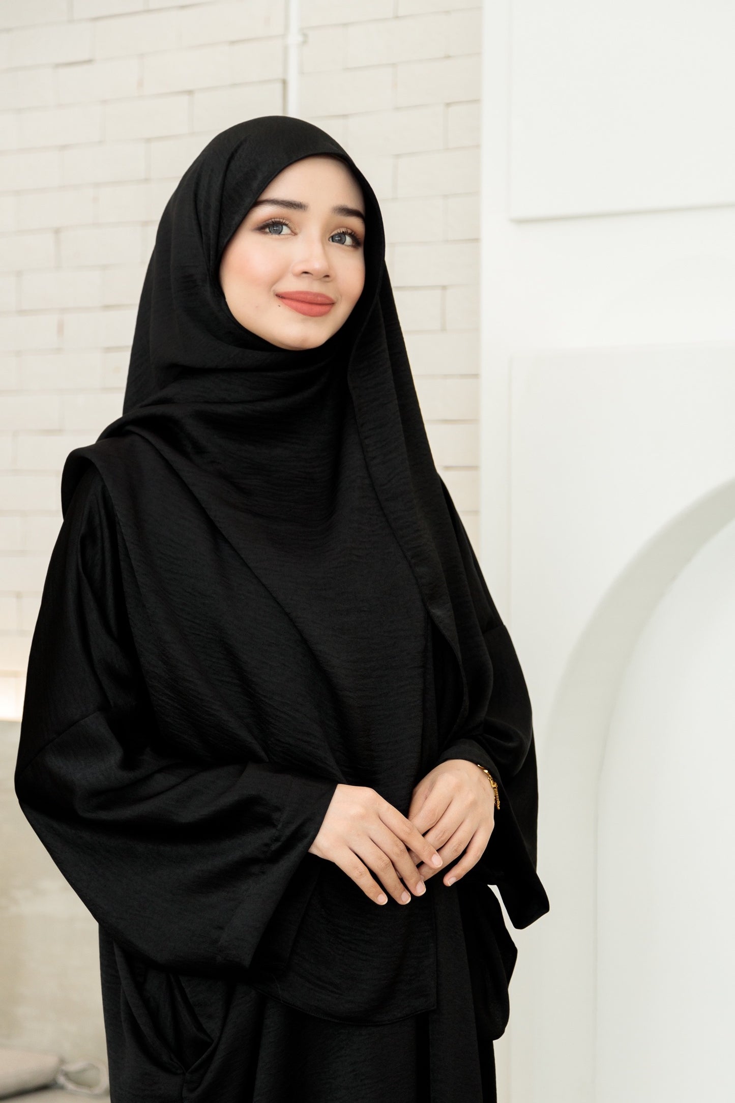 Laura Abaya Free Shawl | Black