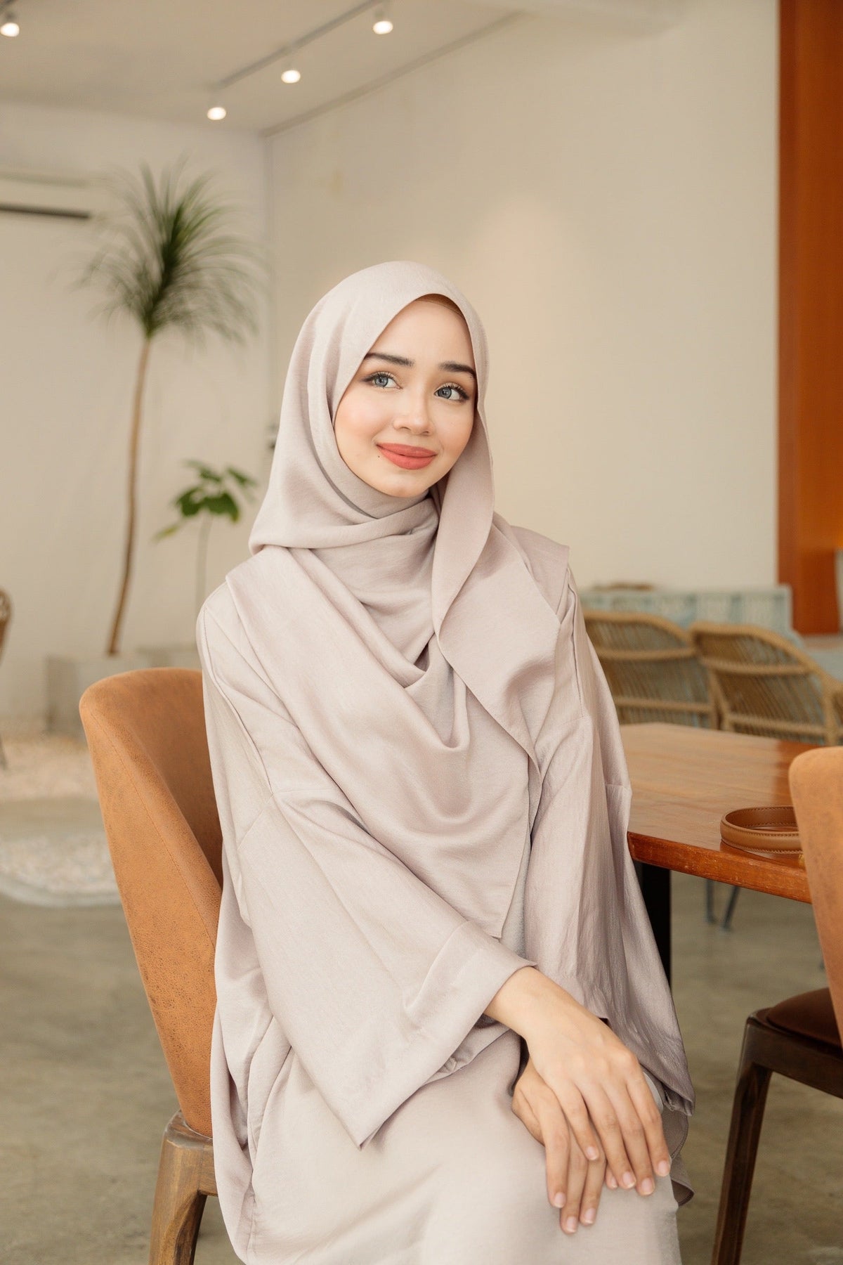 Laura Abaya Free Shawl | Champagne