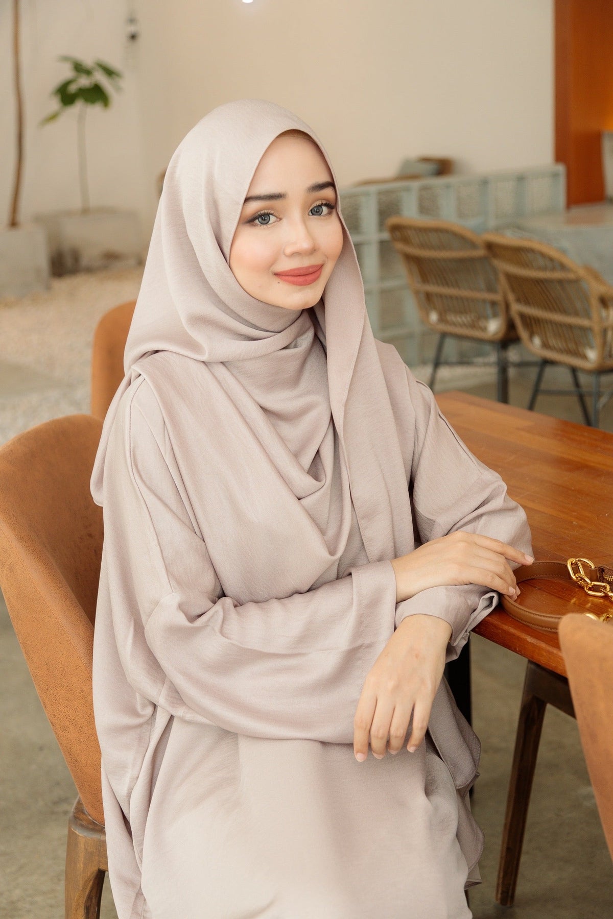 Laura Abaya Free Shawl | Champagne